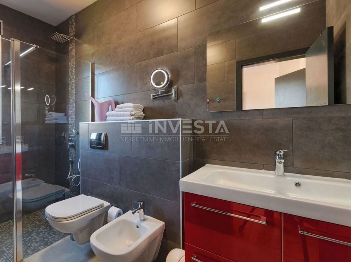 Dintorni di Dignano, villa moderna con piscina, posizione tranquilla