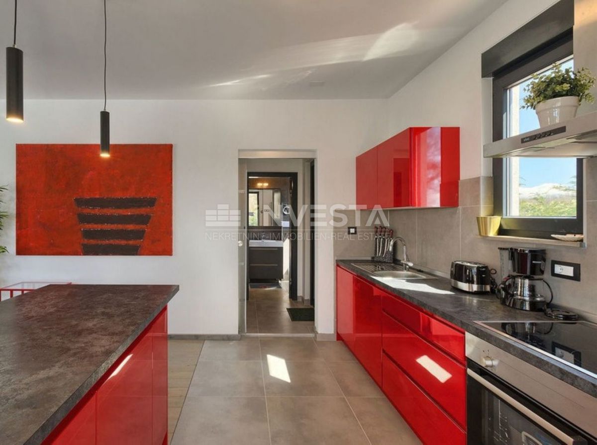 Dintorni di Dignano, villa moderna con piscina, posizione tranquilla