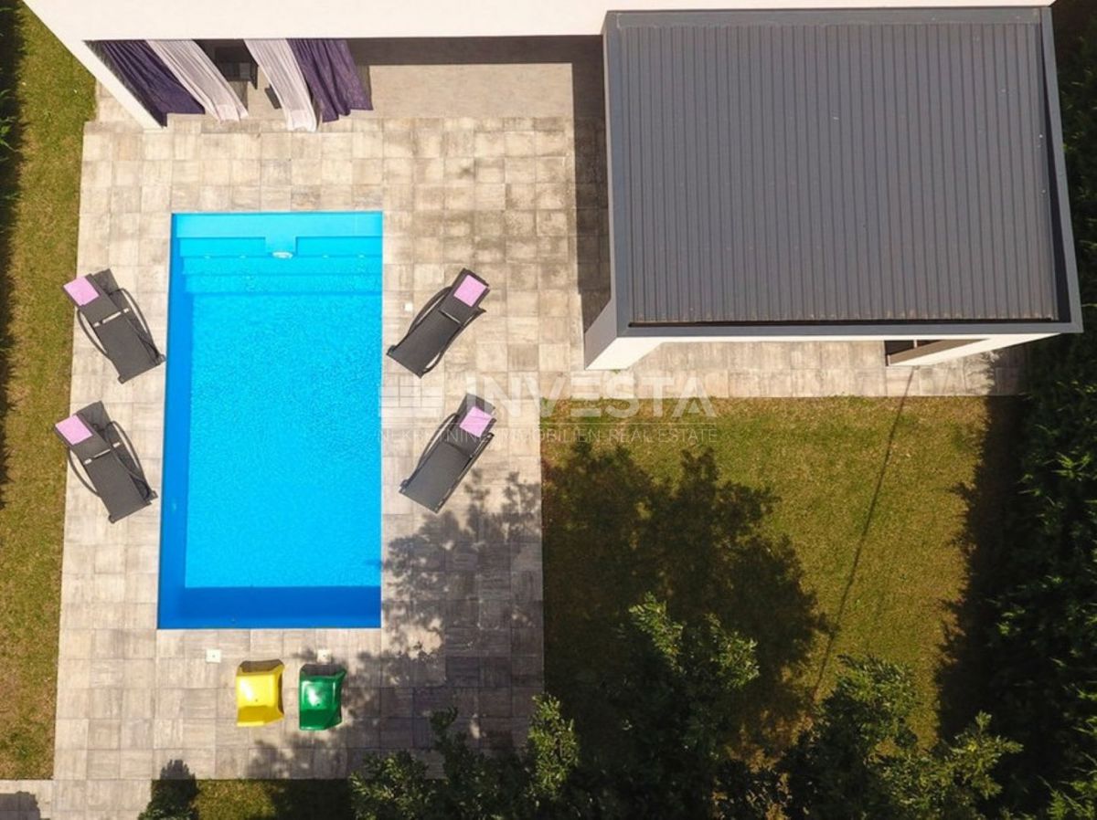 Dintorni di Dignano, villa moderna con piscina, posizione tranquilla