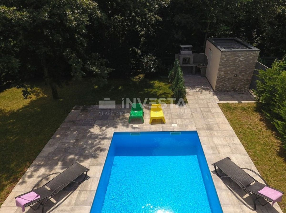 Dintorni di Dignano, villa moderna con piscina, posizione tranquilla