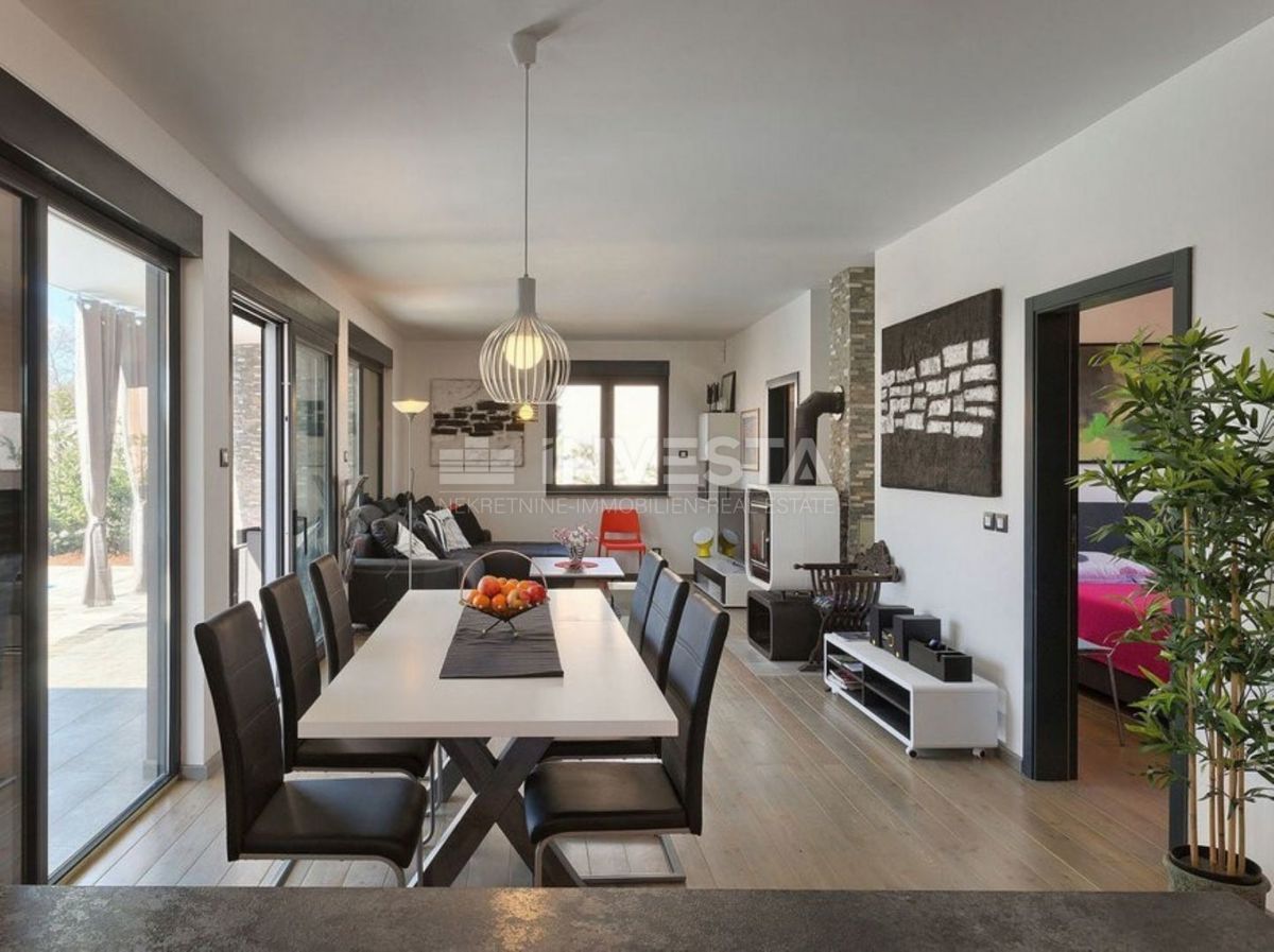 Dintorni di Dignano, villa moderna con piscina, posizione tranquilla