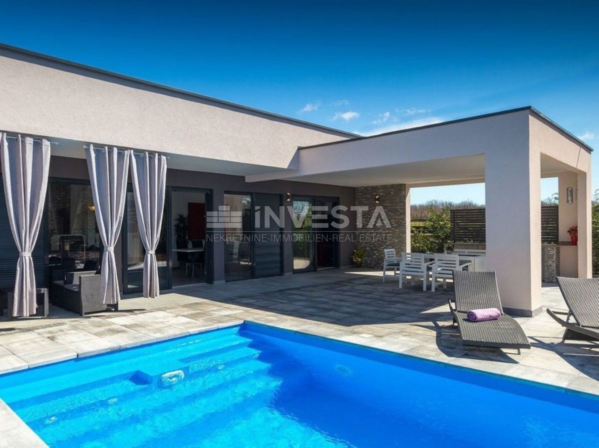 Dintorni di Dignano, villa moderna con piscina, posizione tranquilla