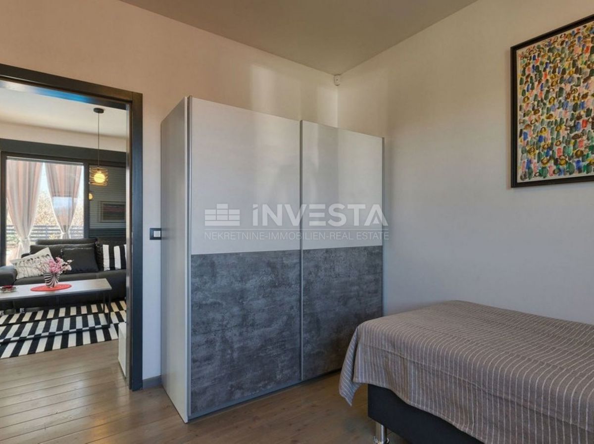 Dintorni di Dignano, villa moderna con piscina, posizione tranquilla