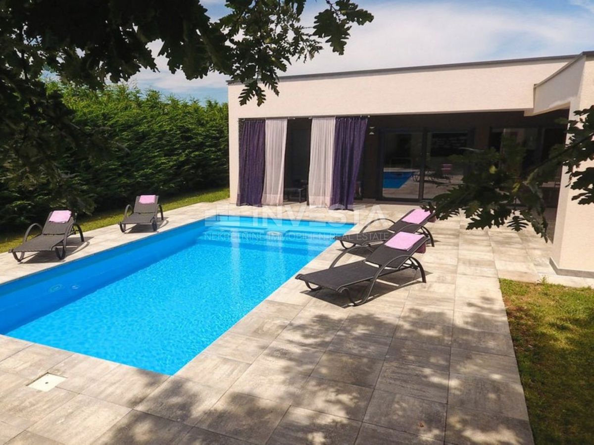 Dintorni di Dignano, villa moderna con piscina, posizione tranquilla