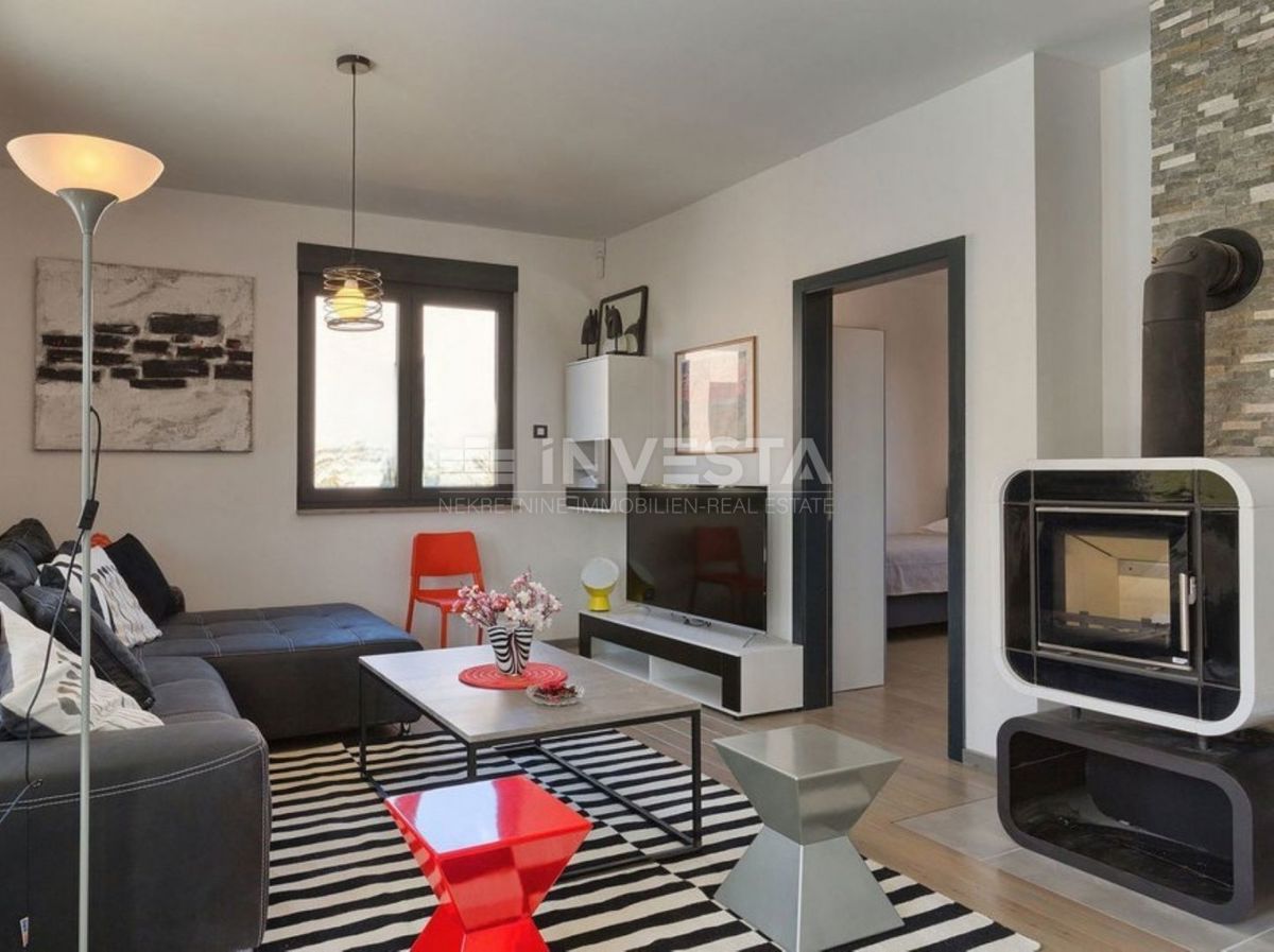 Dintorni di Dignano, villa moderna con piscina, posizione tranquilla