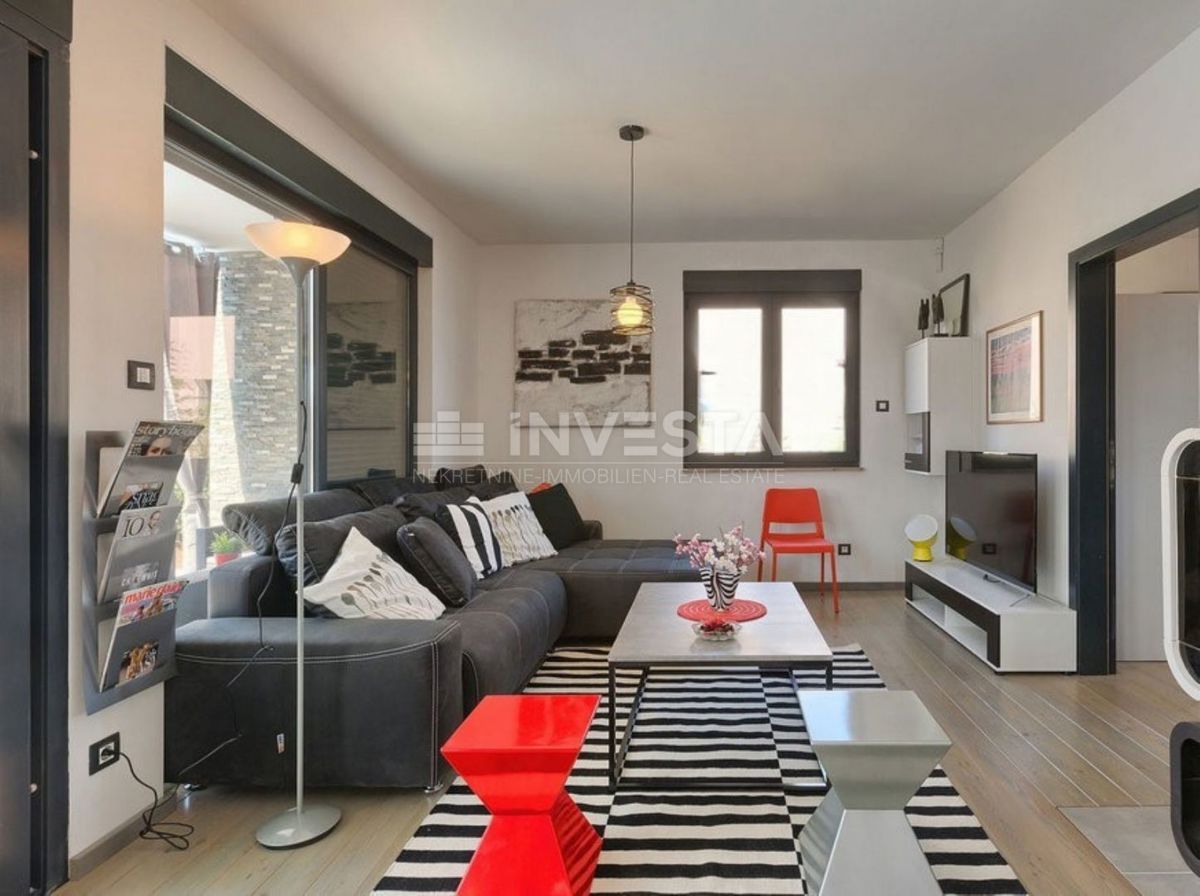 Dintorni di Dignano, villa moderna con piscina, posizione tranquilla