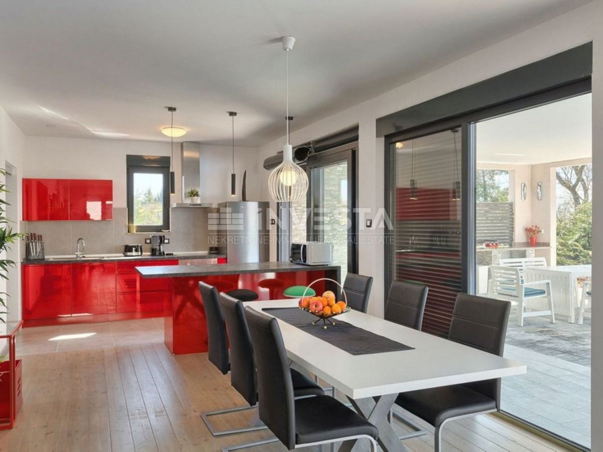 Dintorni di Dignano, villa moderna con piscina, posizione tranquilla