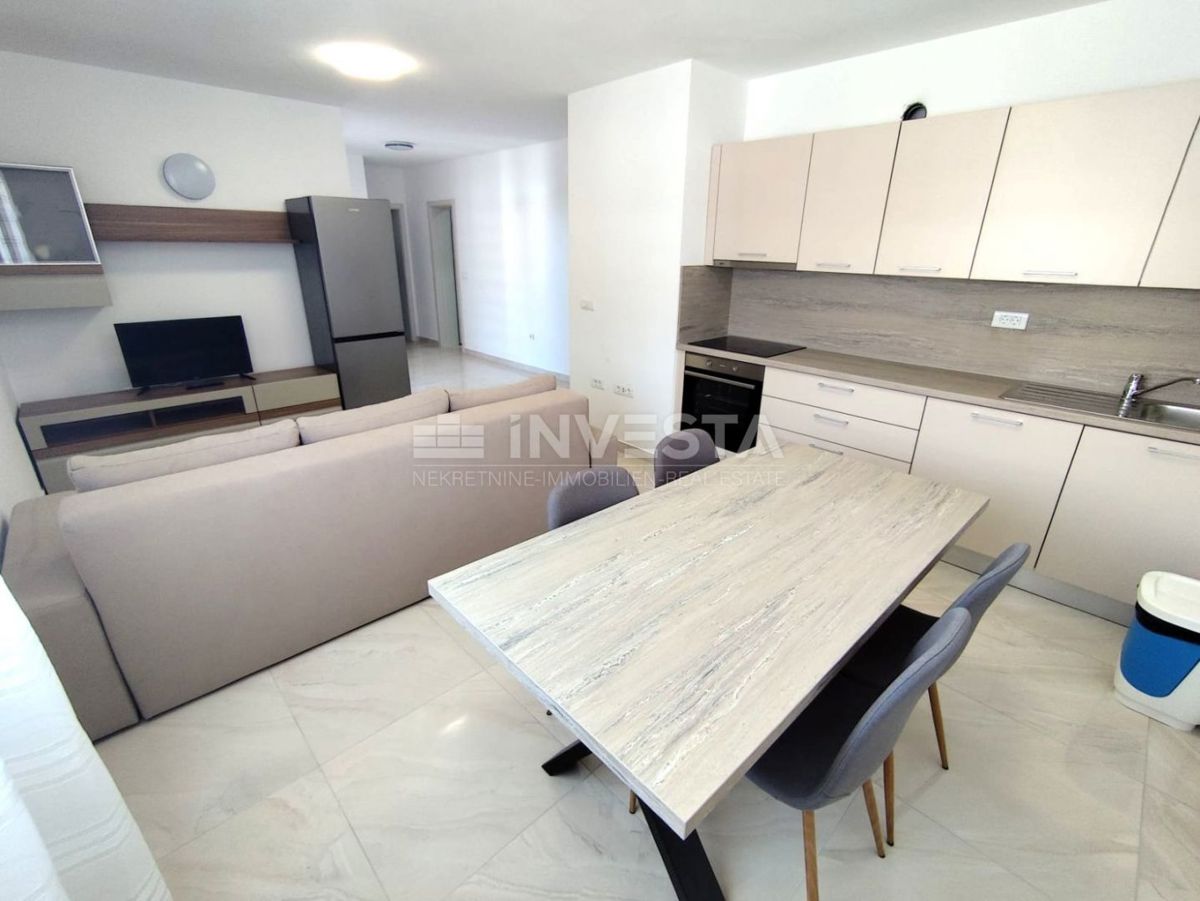 Appartamento al 2° piano, 2 camere da letto, terrazza, parcheggio, vicino al mare