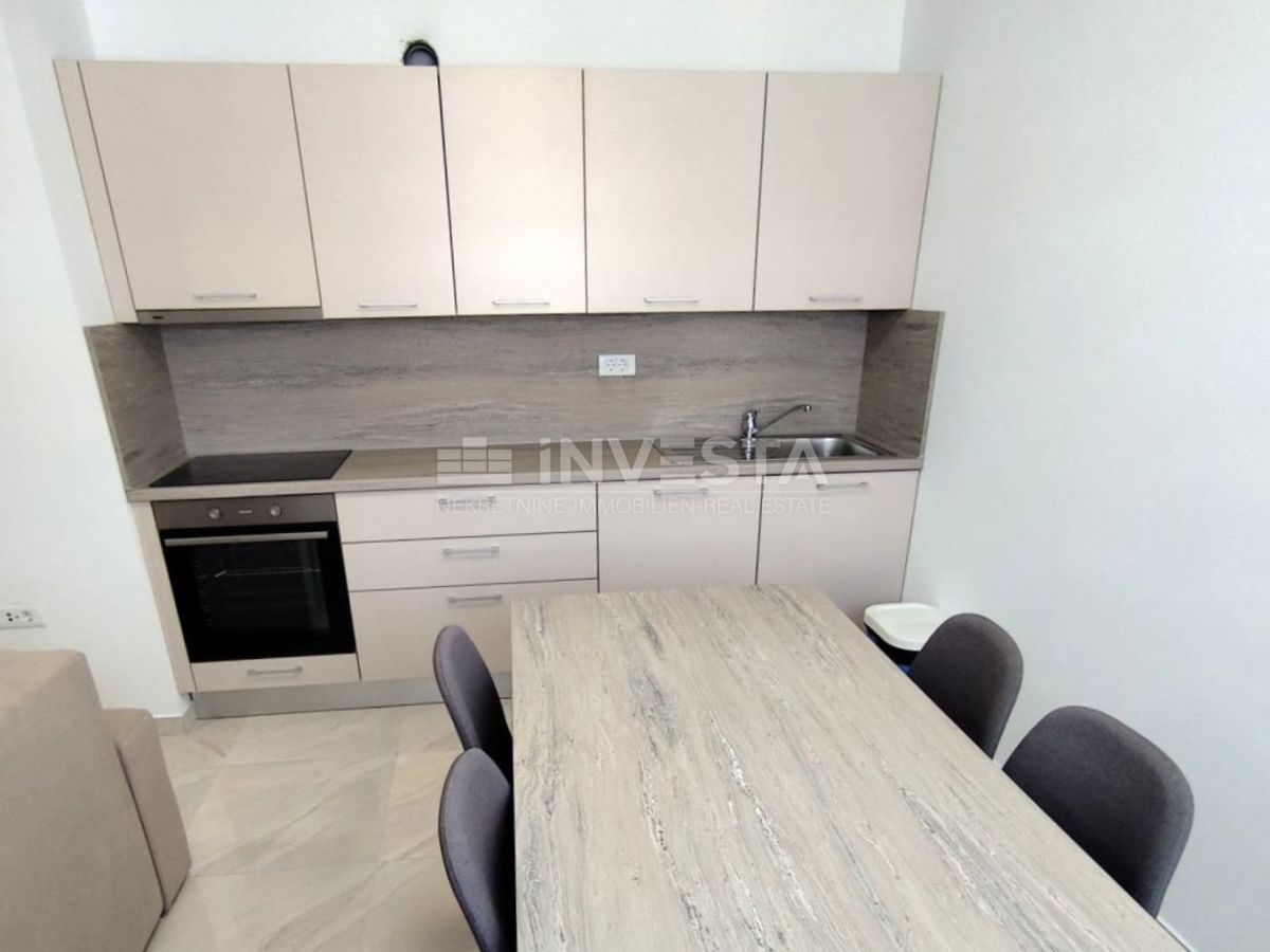 Appartamento al 2° piano, 2 camere da letto, terrazza, parcheggio, vicino al mare