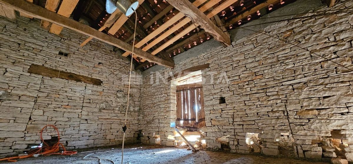 Antica casa istriana con un ampio giardino