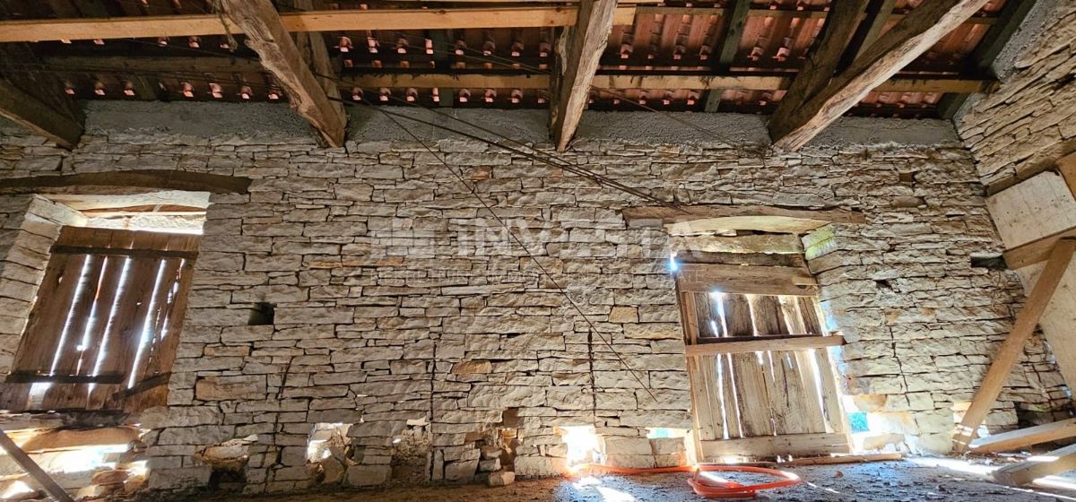 Antica casa istriana con un ampio giardino