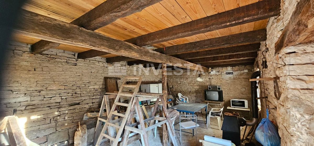 Antica casa istriana con un ampio giardino