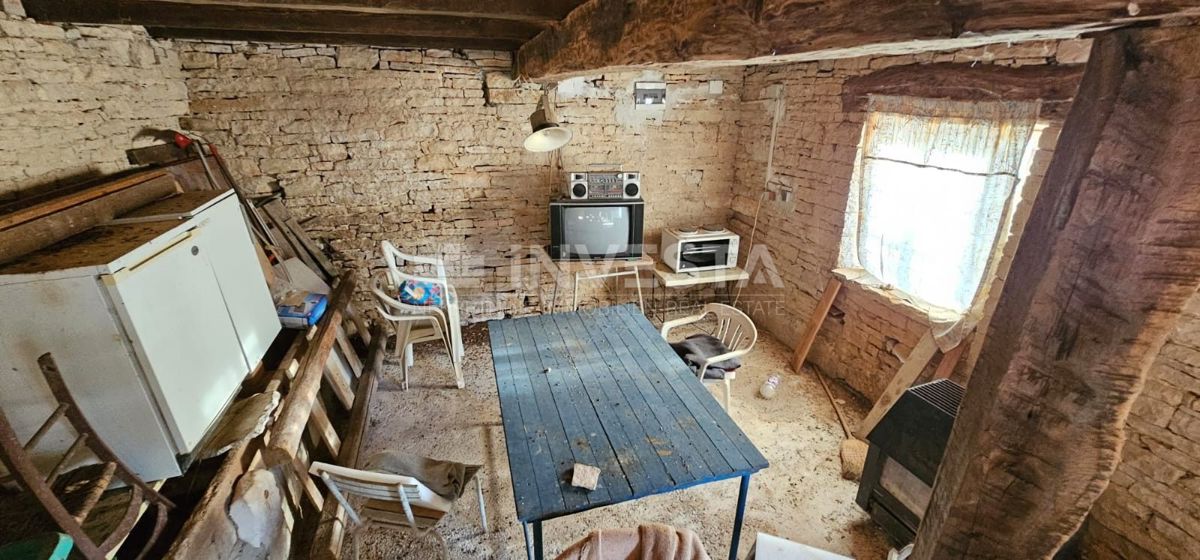 Antica casa istriana con un ampio giardino