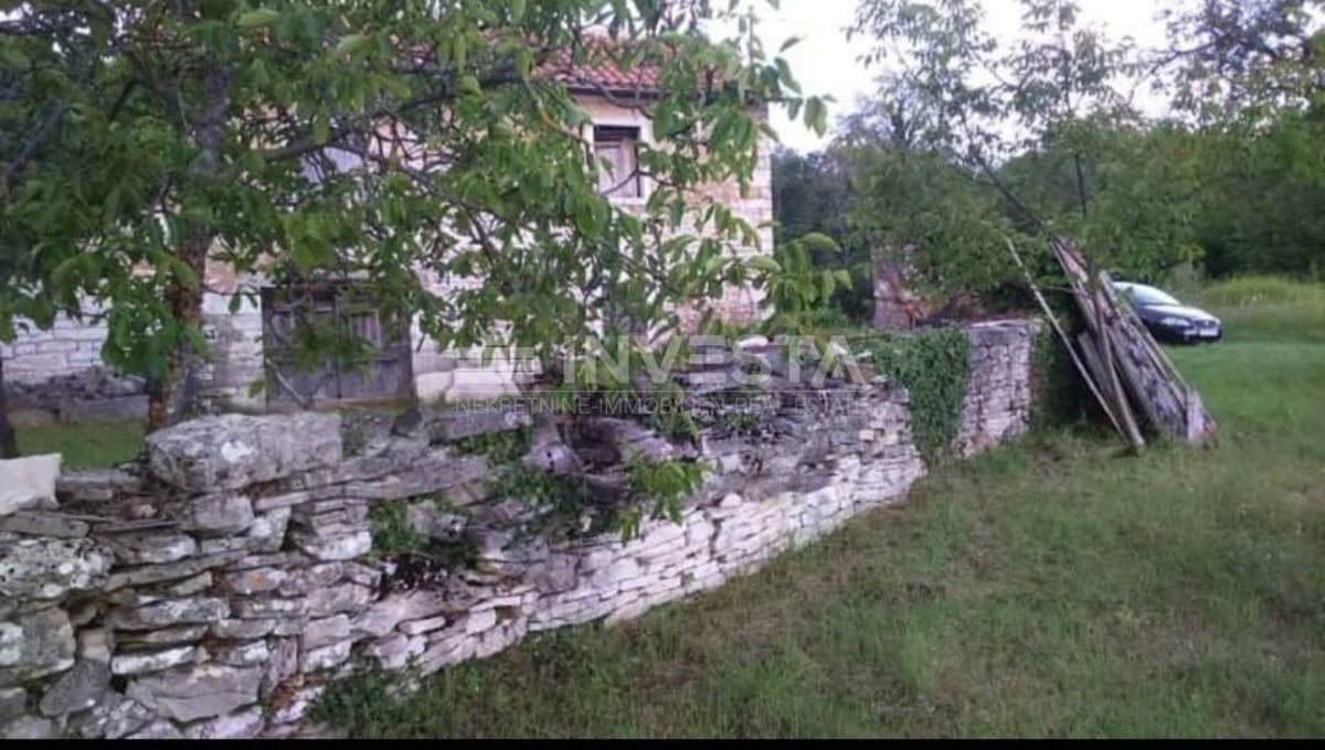 Antica casa istriana con un ampio giardino