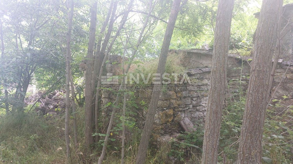 Bale, Casa in pietra con ampio terreno edificabile