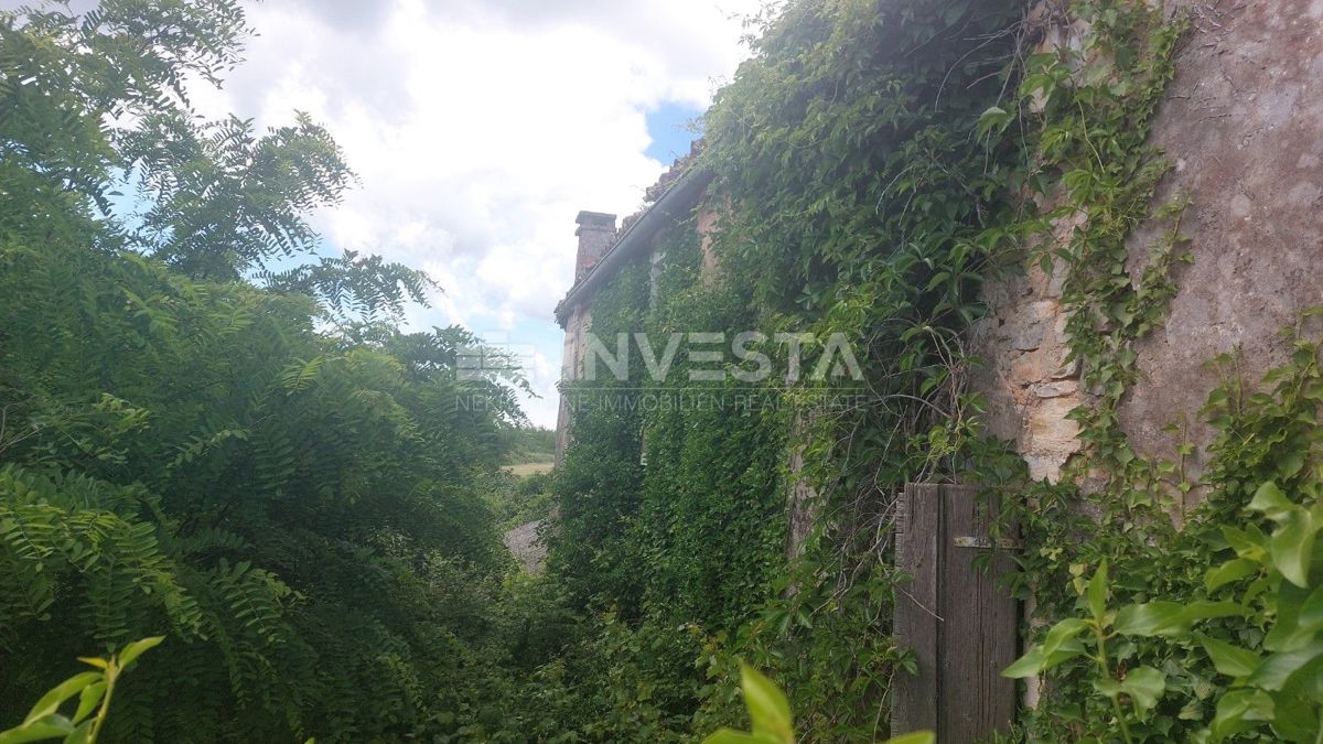 Bale, Casa in pietra con ampio terreno edificabile