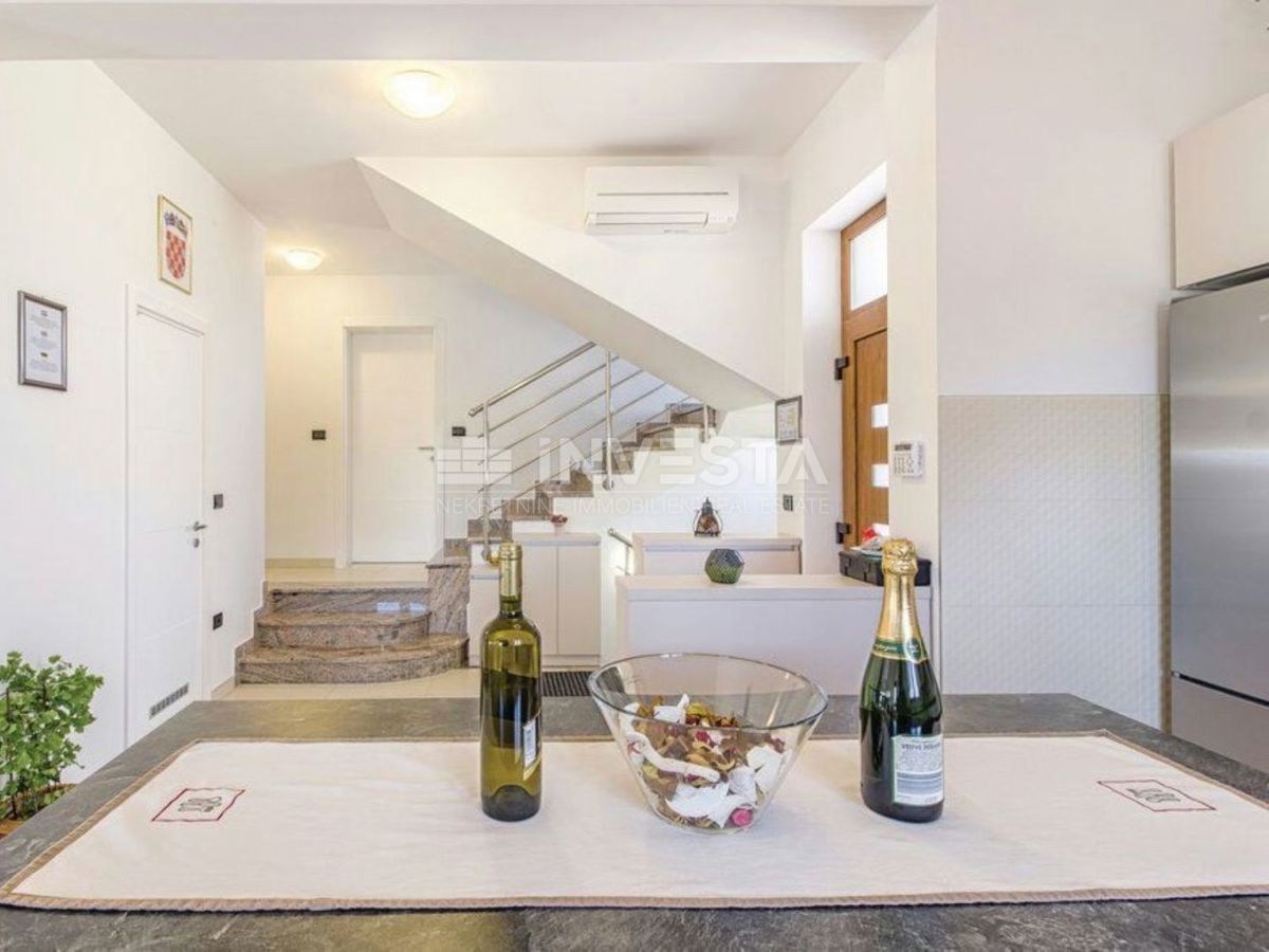 Pula, Villa moderna con piscina, a 5 km dal mare