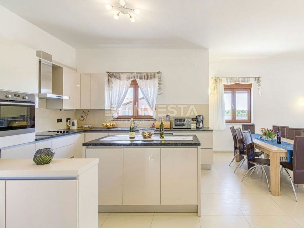 Pula, Villa moderna con piscina, a 5 km dal mare