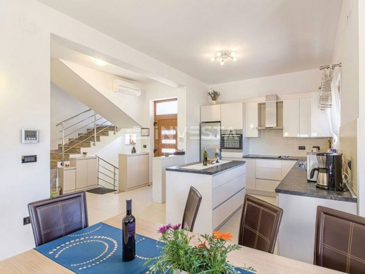 Pula, Villa moderna con piscina, a 5 km dal mare