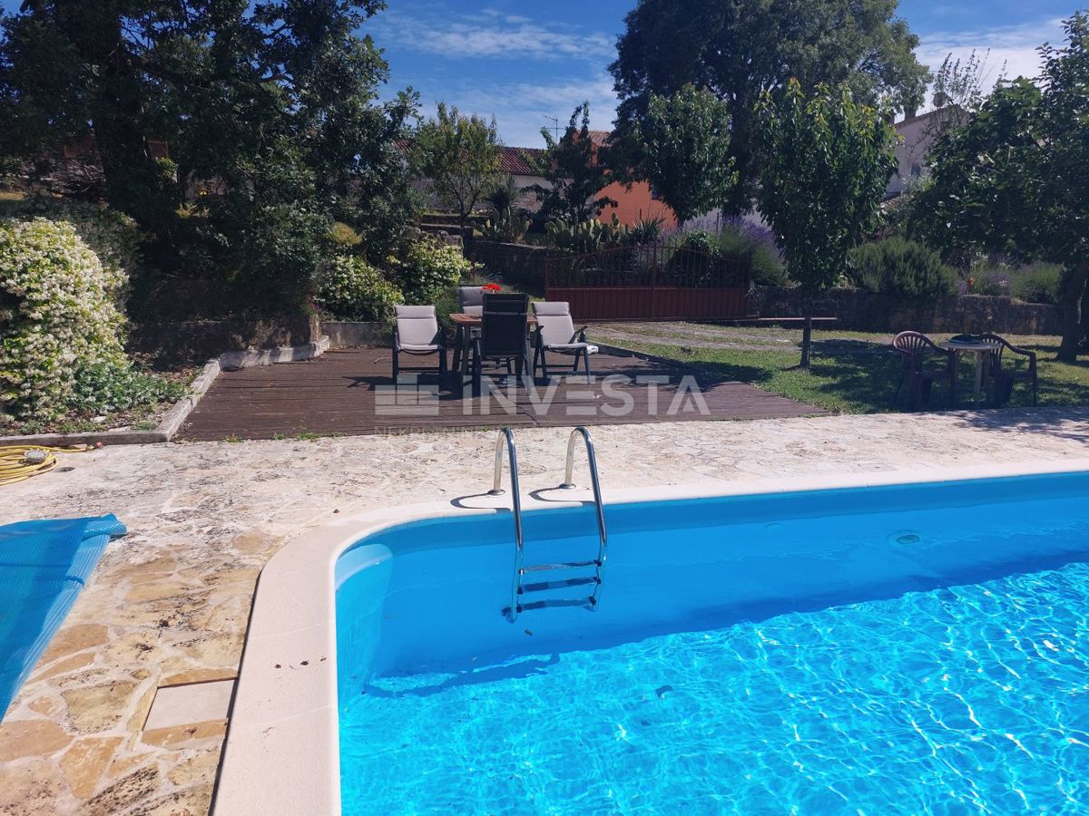 Višnjan, Due case di pietra con piscina