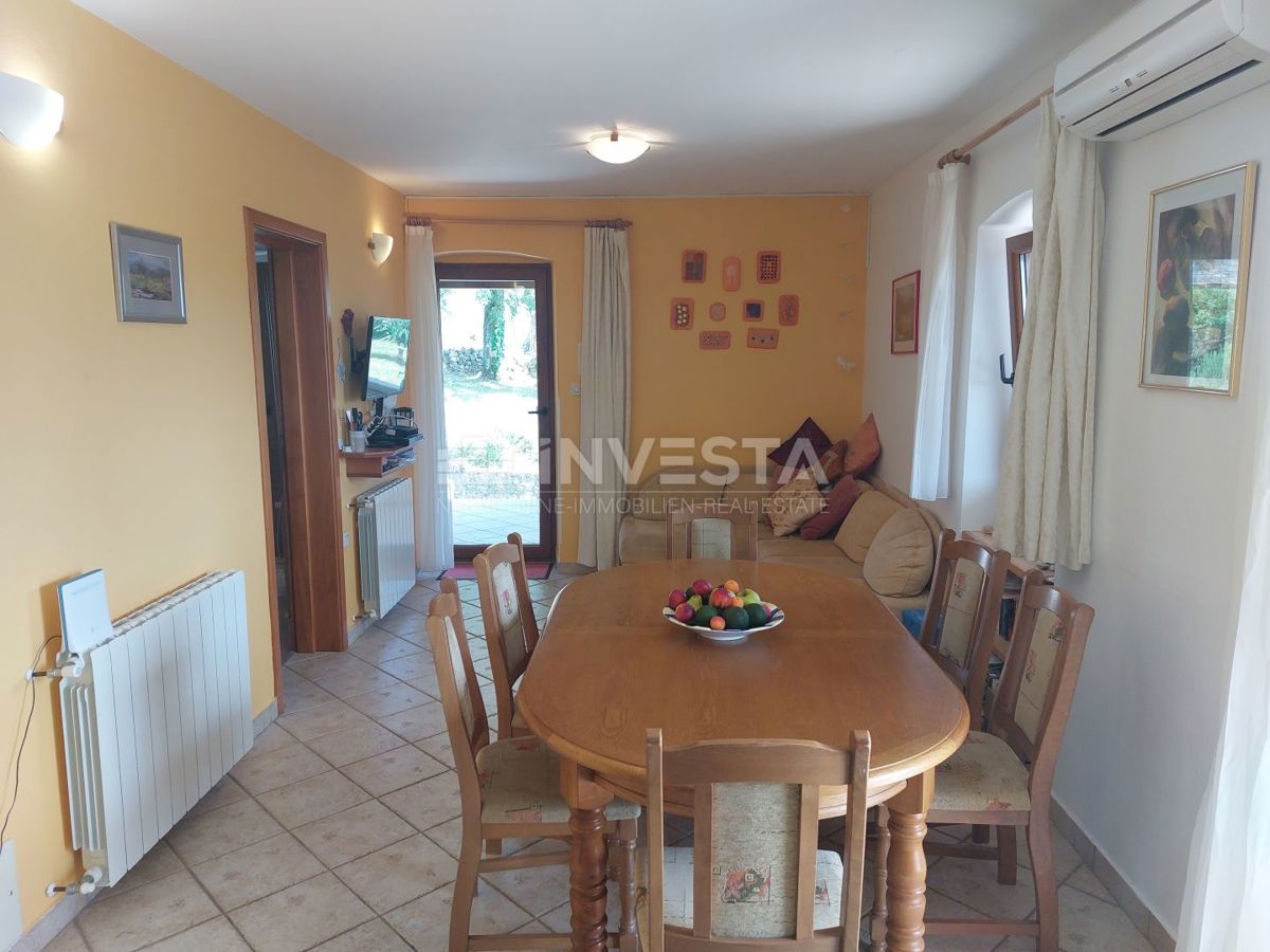 Višnjan, Due case di pietra con piscina