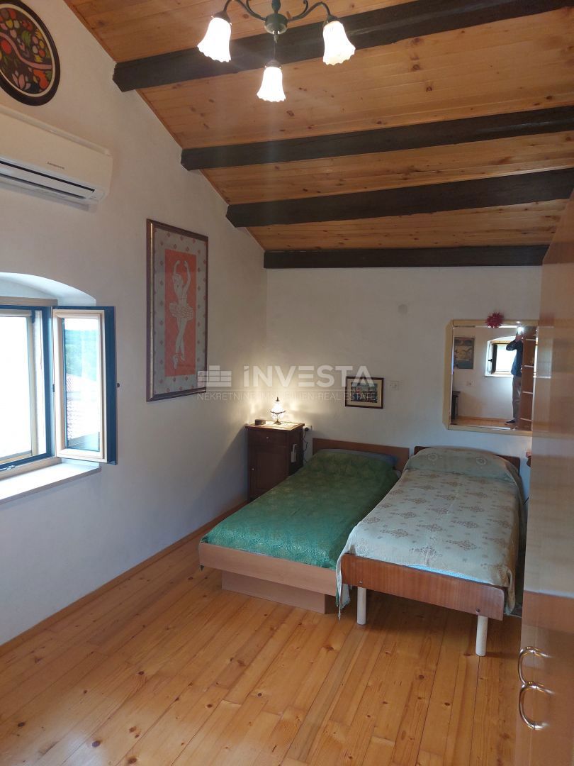 Višnjan, Due case di pietra con piscina