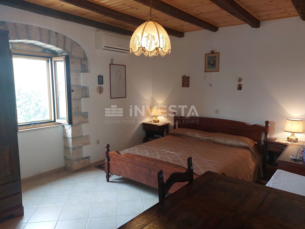 Višnjan, Due case di pietra con piscina