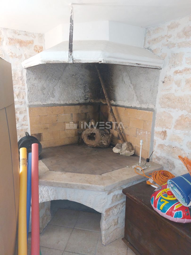 Višnjan, Due case di pietra con piscina