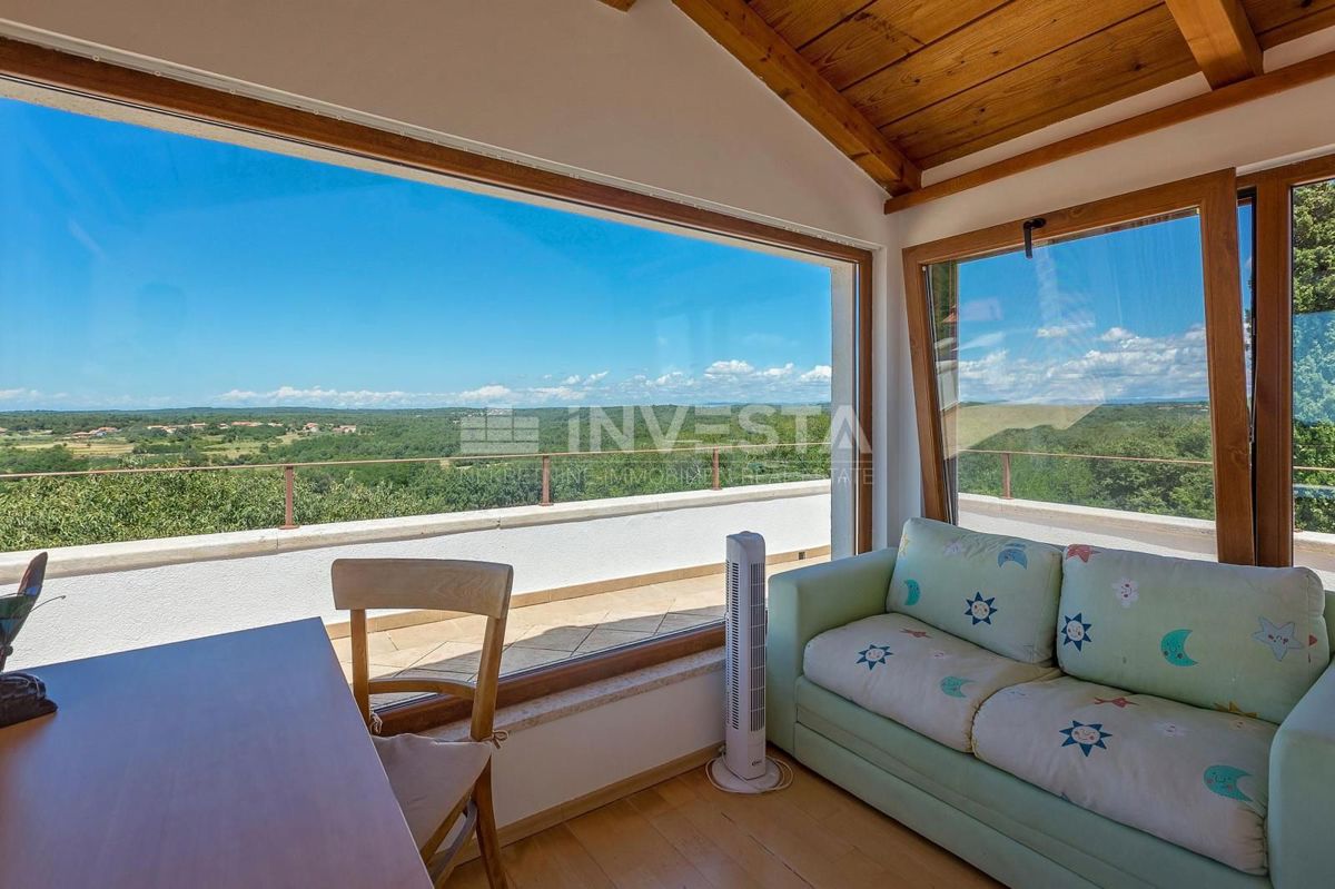 Višnjan, Due case di pietra con piscina