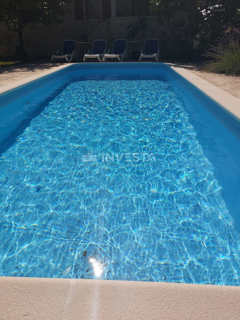 Višnjan, Due case di pietra con piscina