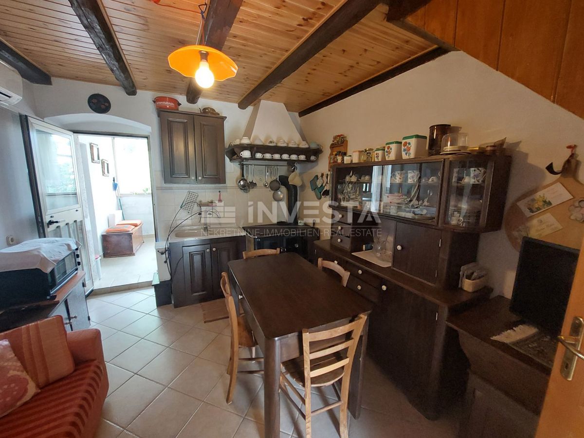 Višnjan, Due case di pietra con piscina