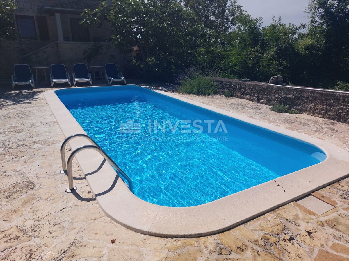 Višnjan, Due case di pietra con piscina