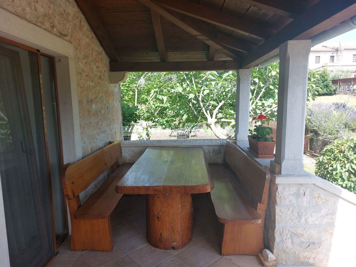 Višnjan, Due case di pietra con piscina