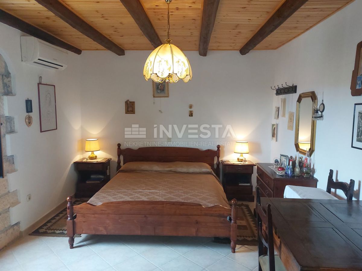 Višnjan, Due case di pietra con piscina