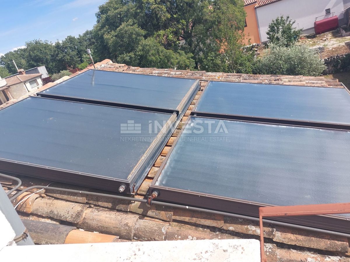 Višnjan, Due case di pietra con piscina