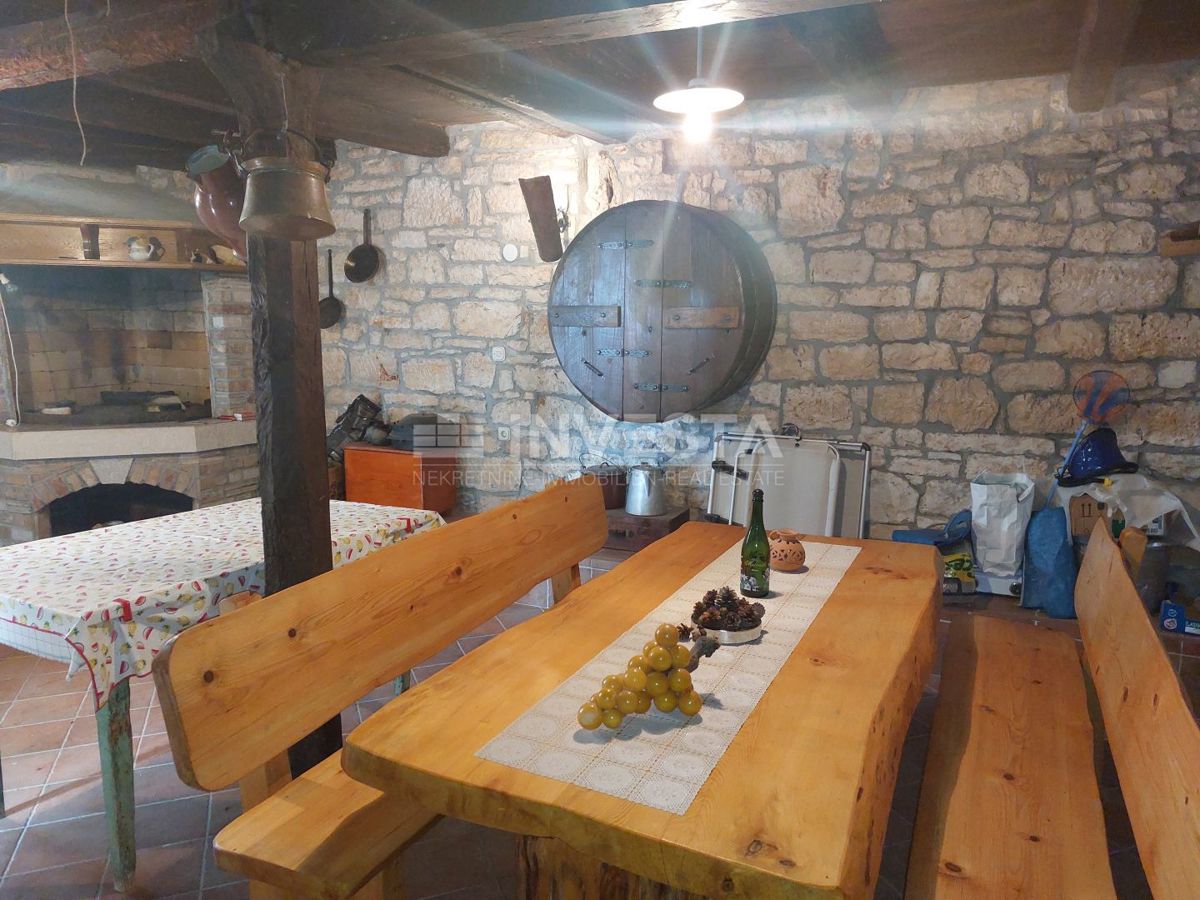 Višnjan, Due case di pietra con piscina