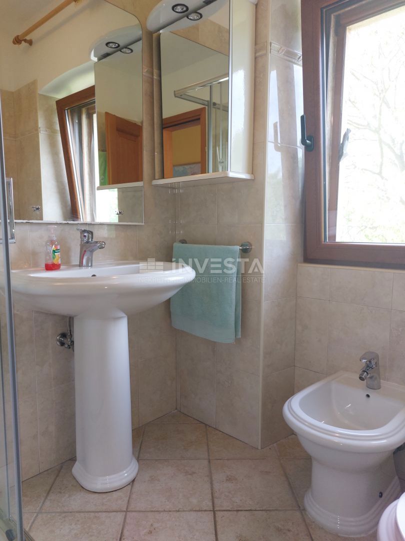 Višnjan, Due case di pietra con piscina