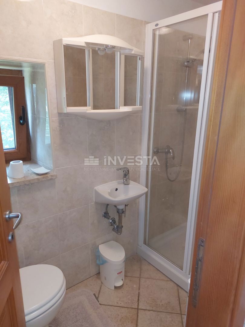 Višnjan, Due case di pietra con piscina