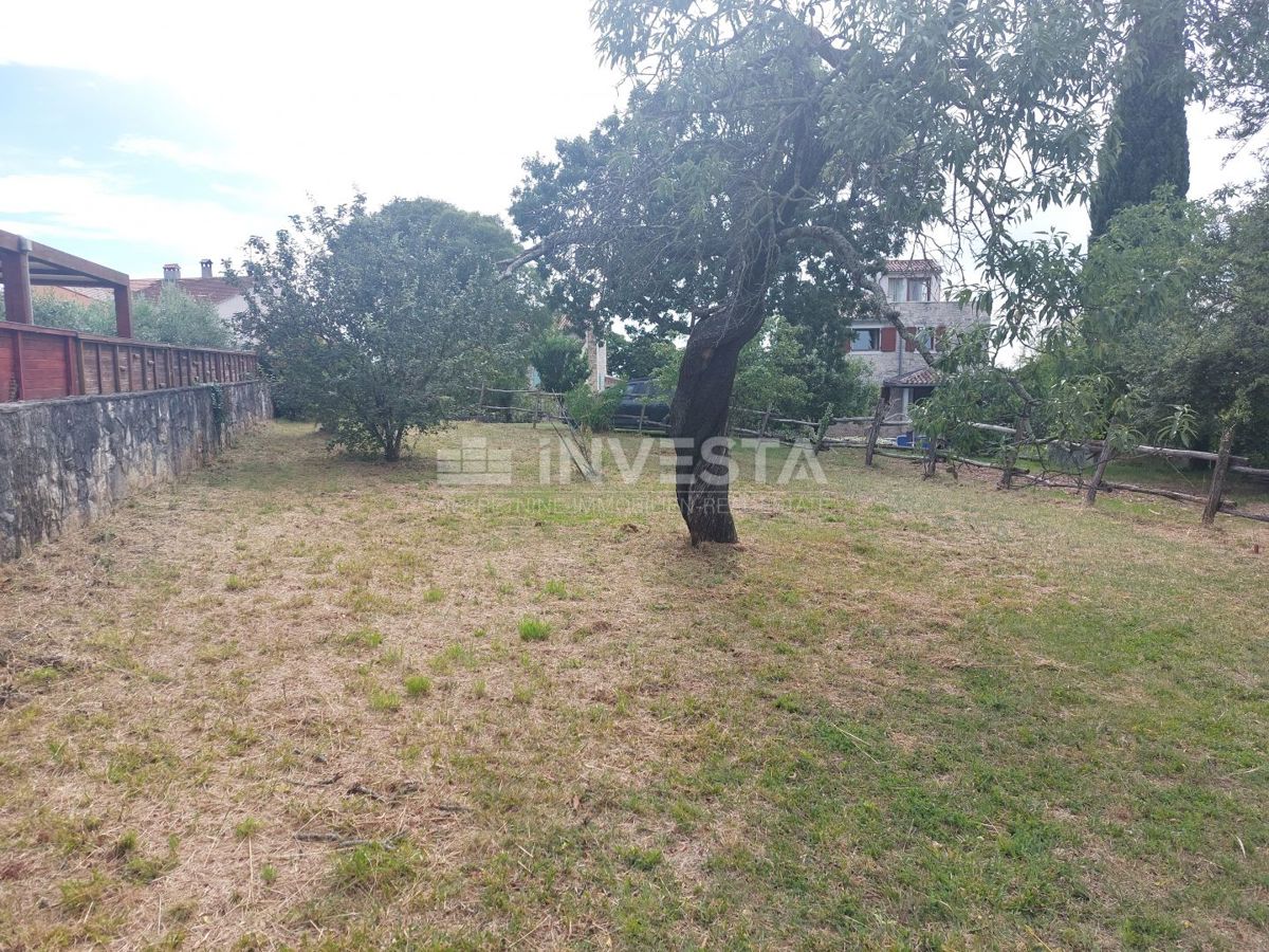 Višnjan, Due case di pietra con piscina