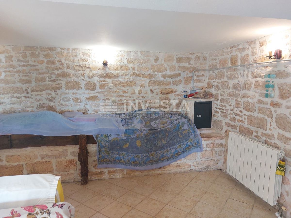 Višnjan, Due case di pietra con piscina