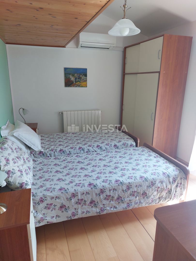 Višnjan, Due case di pietra con piscina