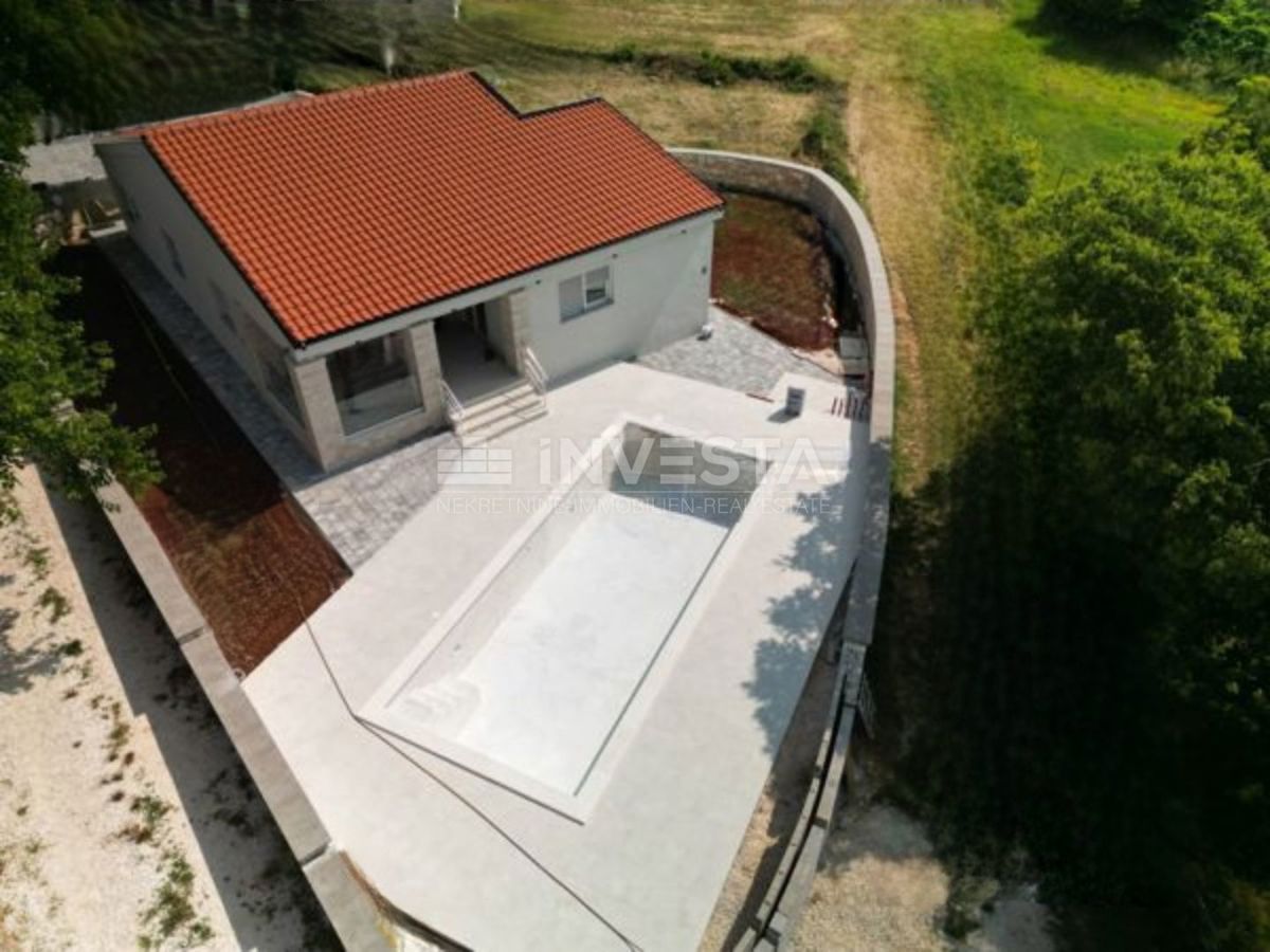 Dintorni di Rovigno, casa a piano terra a basso consumo energetico con piscina