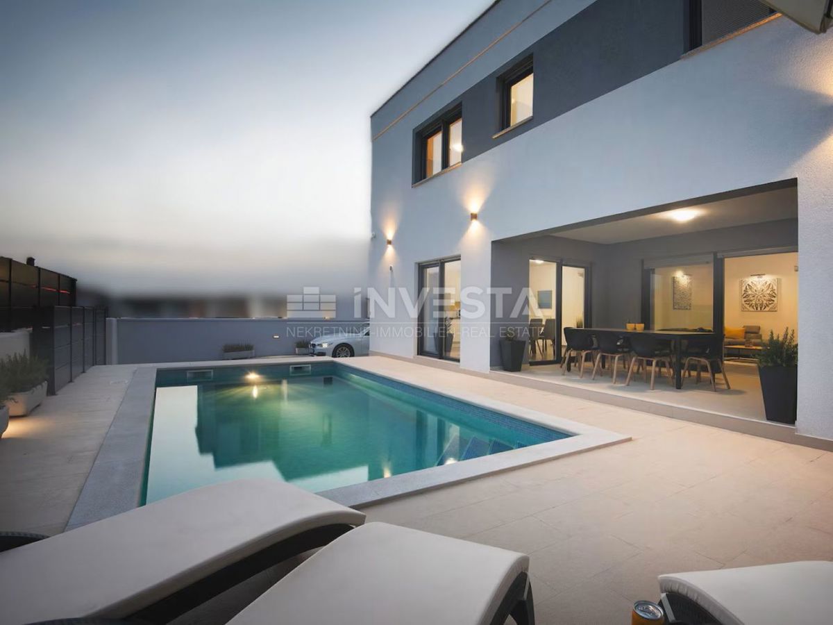 Casa indipendente di nuova costruzione con piscina nei dintorni di Pola