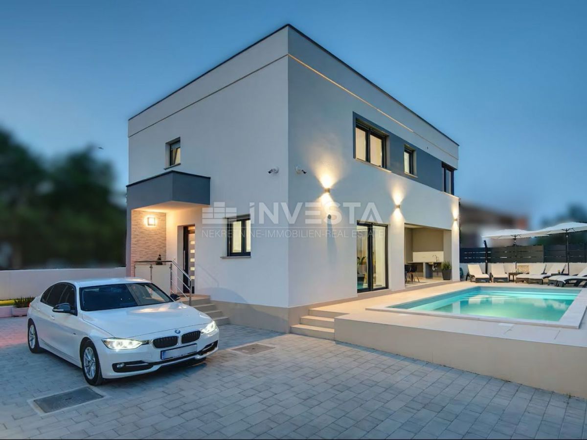 Casa indipendente di nuova costruzione con piscina nei dintorni di Pola