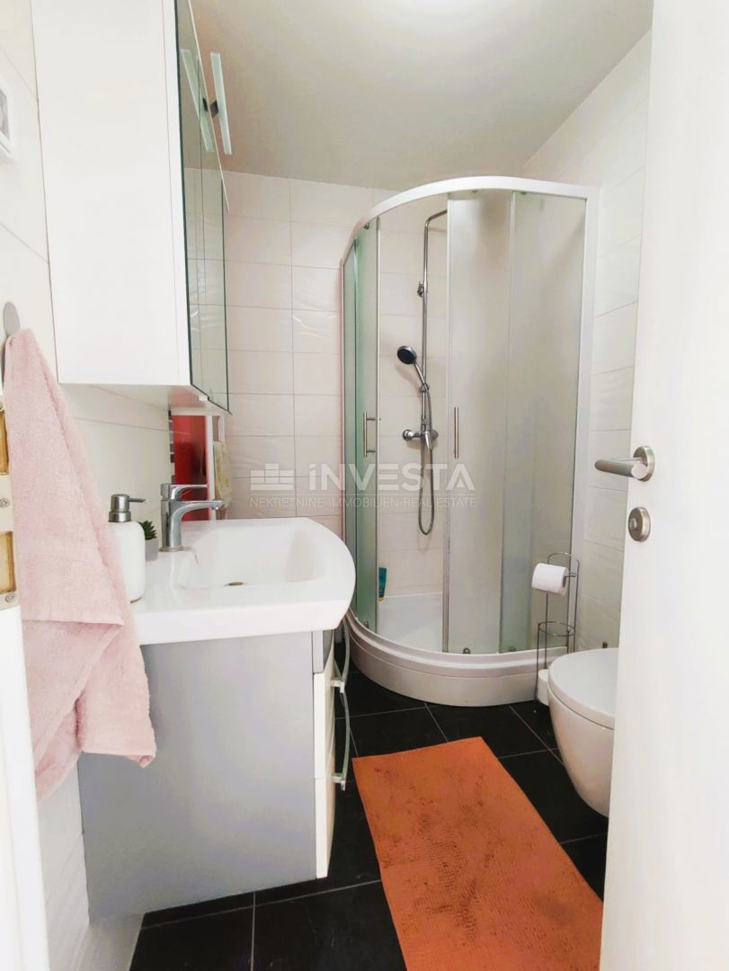 Appartamento – 3 camere da letto, 2 bagni, parcheggio, certificato di agibilità, ascensore