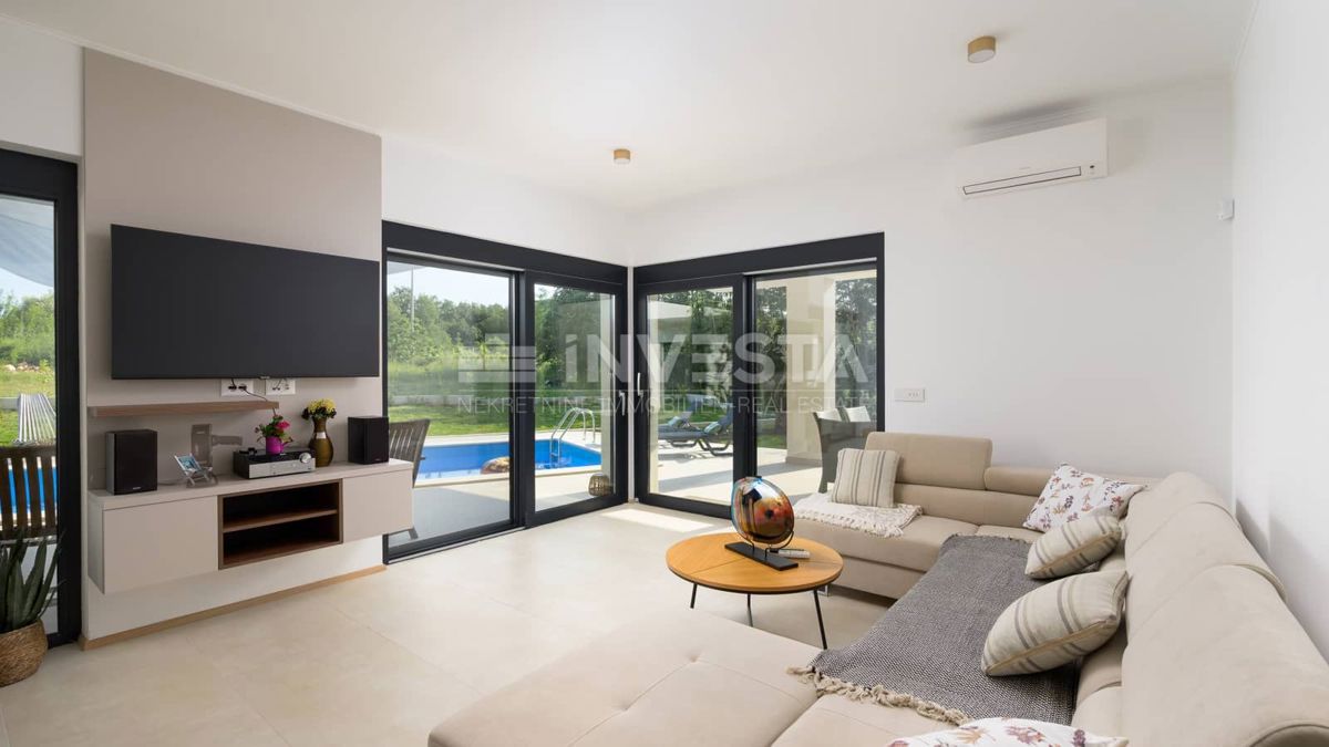 Villa moderna con piscina e privacy – vicino a Rovigno