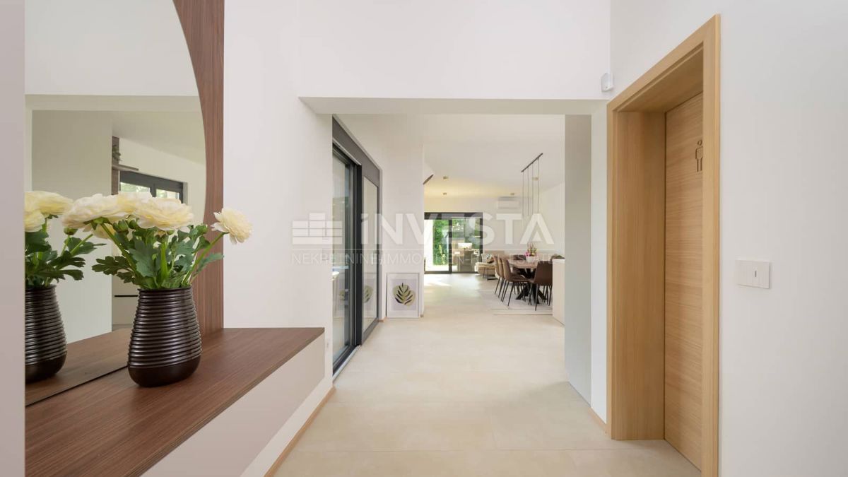 Villa moderna con piscina e privacy – vicino a Rovigno