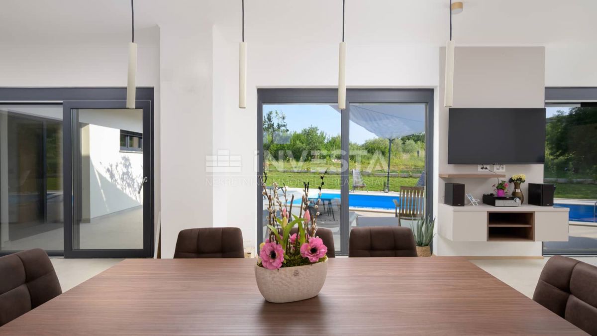 Villa moderna con piscina e privacy – vicino a Rovigno