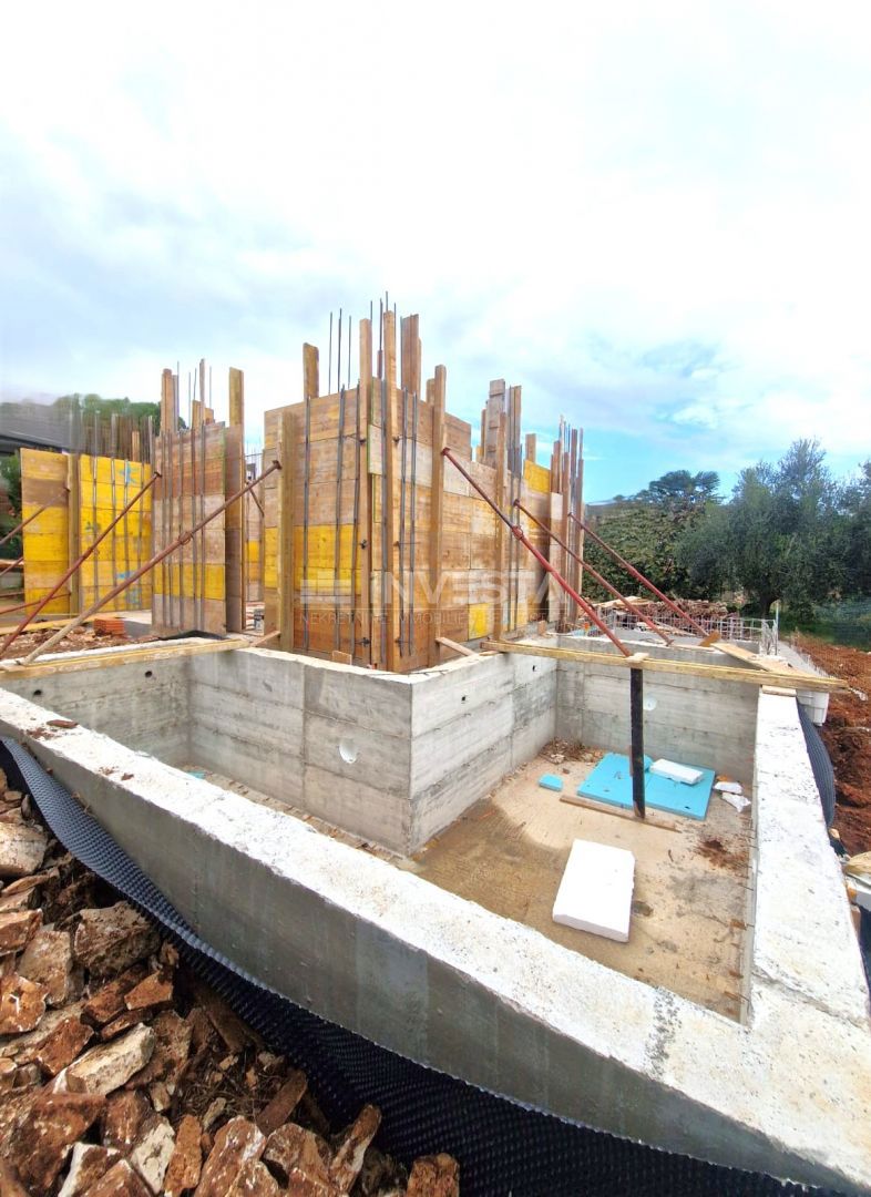 Appartamento moderno con piscina e giardino al piano terra