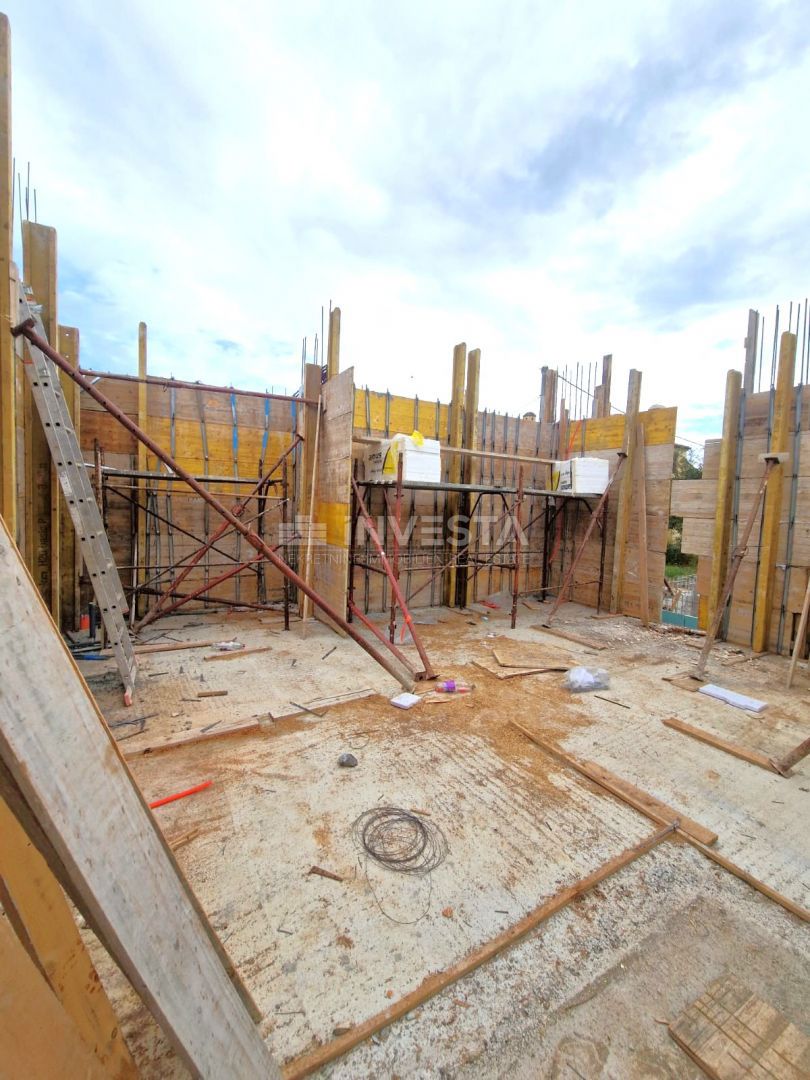 Appartamento moderno con piscina e giardino al piano terra